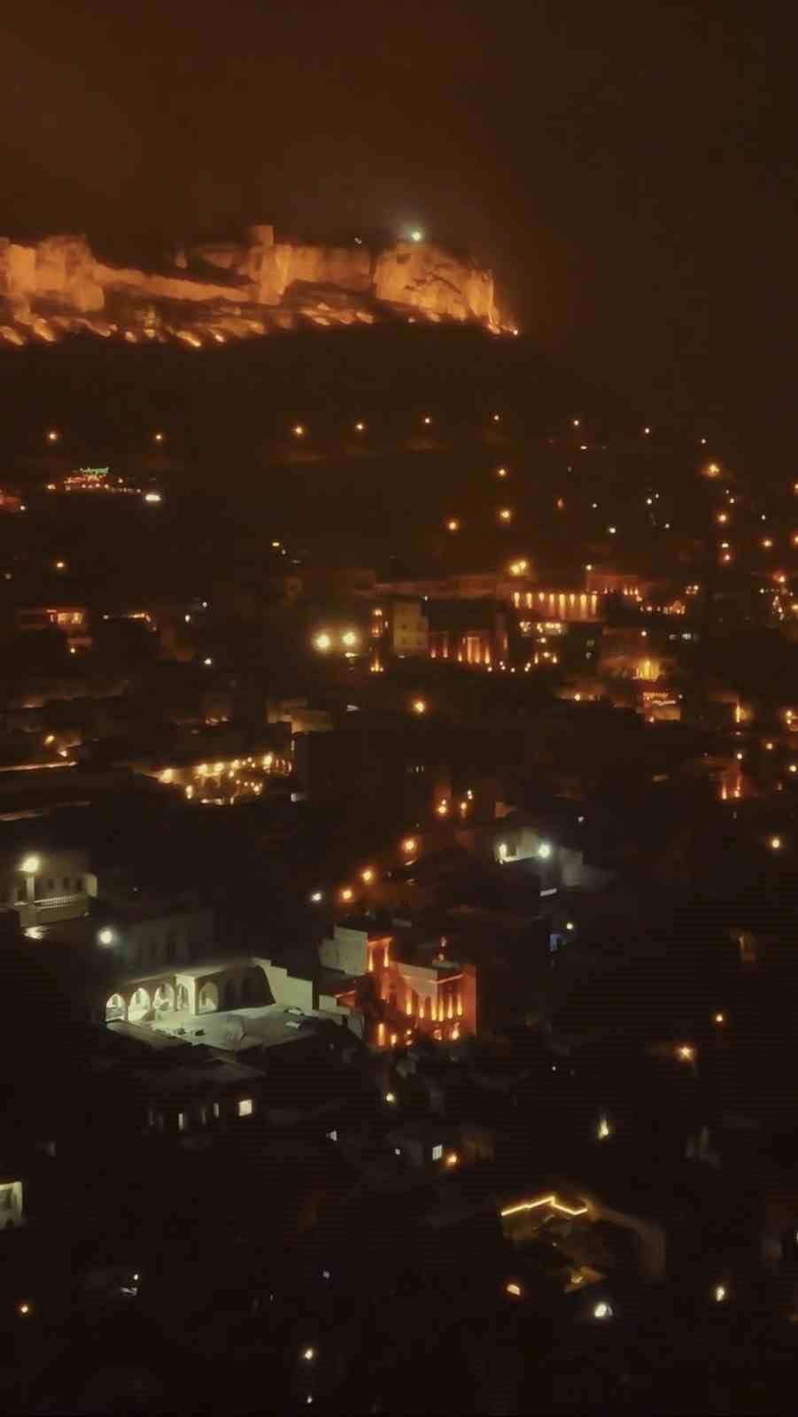 GECE SAATLERİNDE ETKİSİNİ ARTIRAN SİS, KADİM ŞEHRİN SİLUETİNİ ADETA BİR TABLOYA...