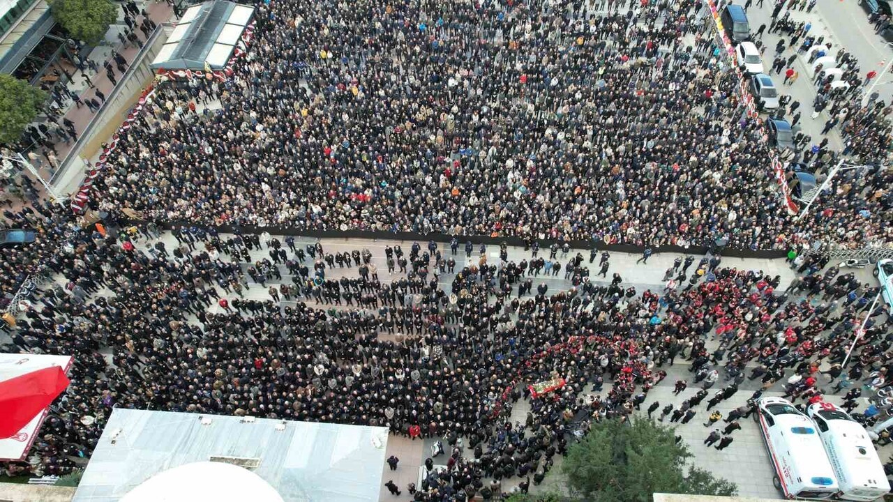 GENÇ YAŞTA HAYATINI KAYBEDEN MANİSA ŞEHZADELER BELEDİYE BAŞKANI GÜLŞAH DURBAY, ON BİNLERCE...