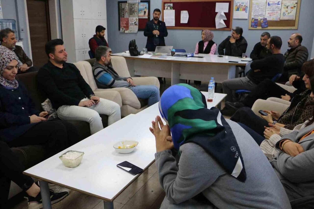 GENÇ YEŞİLAY VE GENÇ KIZILAY GÖNÜLLÜLERİ, DİYARBAKIR’IN BAĞLAR İLÇESİNDE BULUNAN FATİH İLKOKULU...