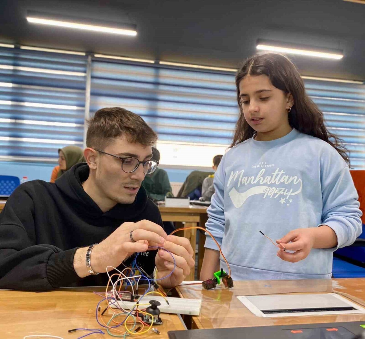 GENÇLİK MERKEZİNDE AÇILAN DENEYAP TEKNOLOJİ ATÖLYESİ’NDE EĞİTİM ALAN GENÇLER, İLERİ ROBOTİK...