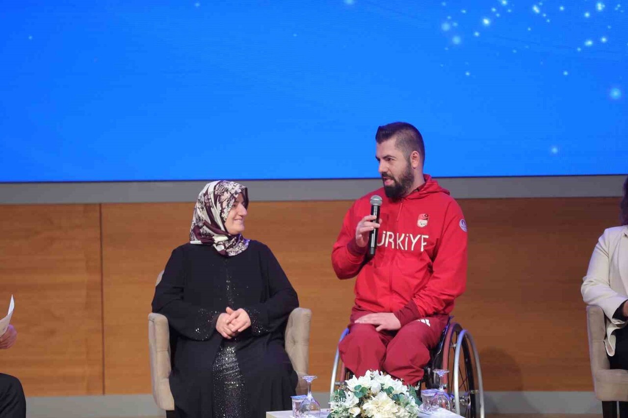 GENÇLİK VE SPOR BAKANI DR. OSMAN AŞKIN BAK, FARKLI BRANŞLARDA ŞAMPİYONLUK YAŞAMIŞ SPORCULAR VE...