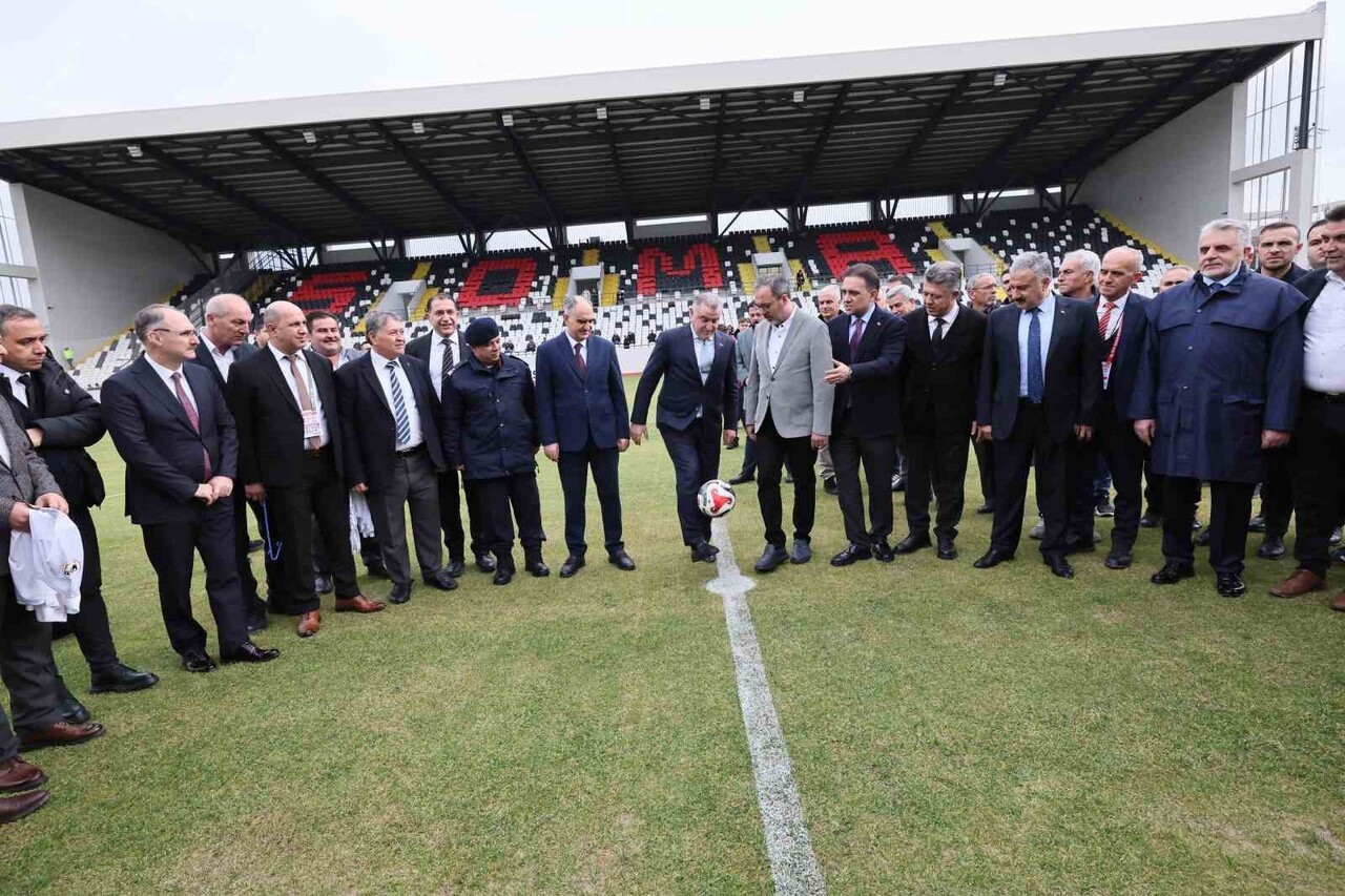 GENÇLİK VE SPOR BAKANI OSMAN AŞKIN BAK, MANİSA’NIN SOMA İLÇESİNDE YAPIMI TAMAMLANAN NAZIM YAVUZ...