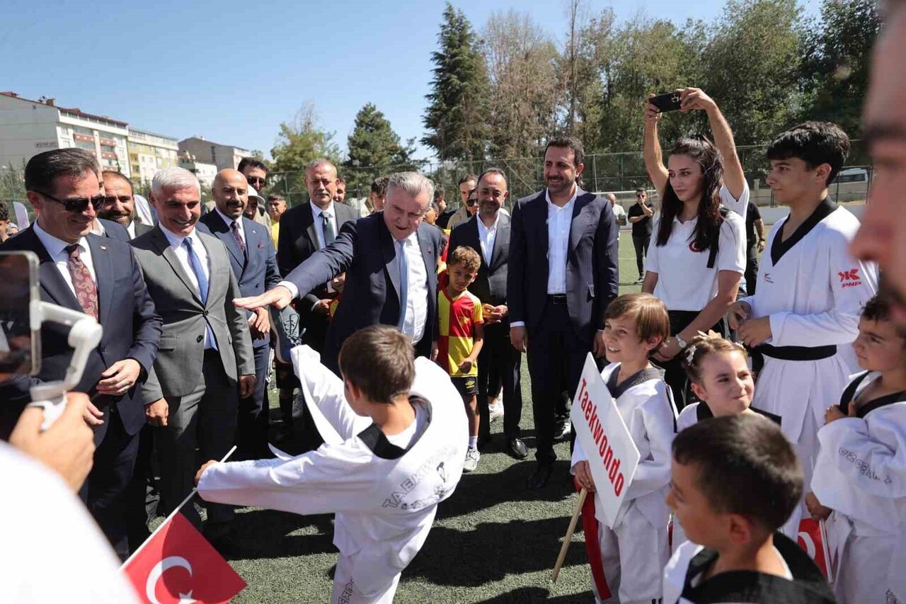 GENÇLİK VE SPOR BAKANI OSMAN AŞKIN BAK VE ÇOCUKLAR