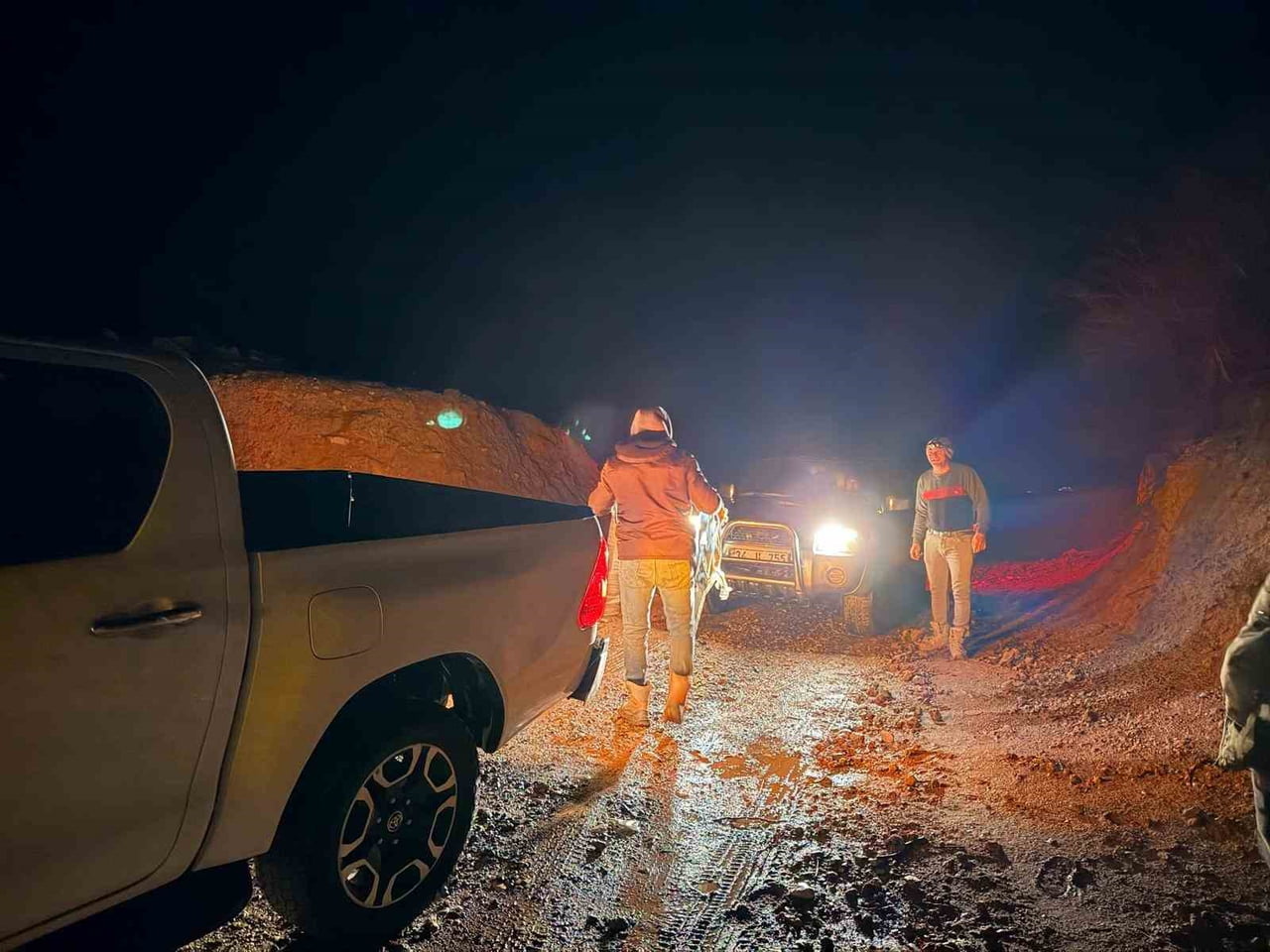 GERCÜŞ’TE ÇAMURA SAPLANAN ARACI ÖZEL İDARE EKİPLERİ KURTARDI