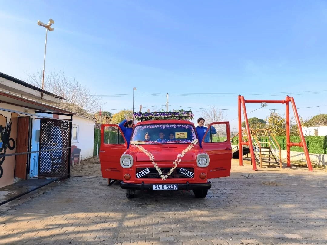 GERMENCİK BELEDİYESİ, HURDAYA AYRILMIŞ ‘ÇİÇEK ABBAS’ MİNİBÜSÜNÜ GERİ DÖNÜŞTÜREREK ÇOCUKLAR İÇİN...