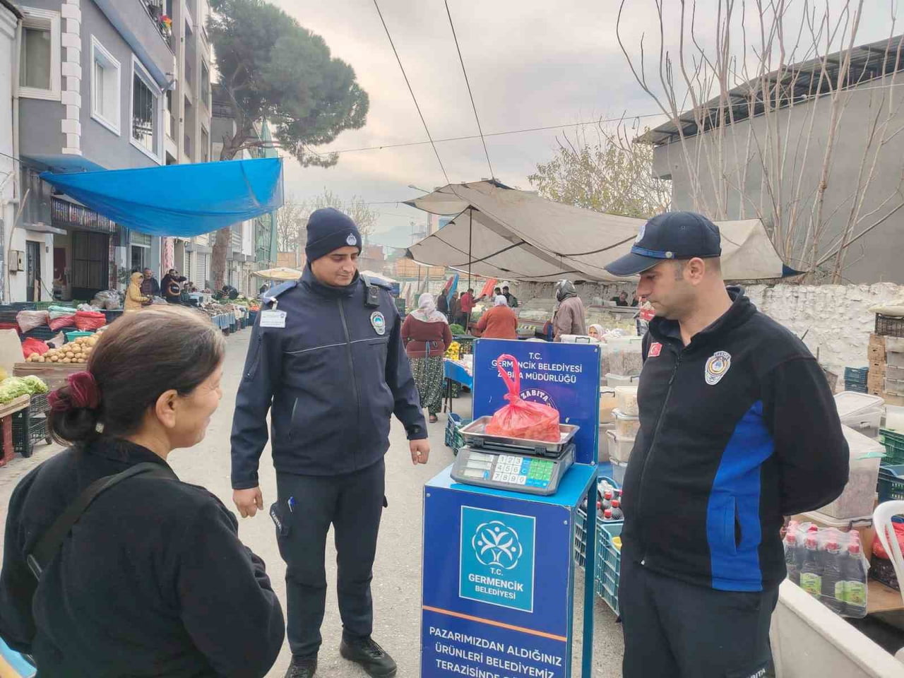 GERMENCİK BELEDİYESİ ZABITA EKİPLERİ, PAZAR YERLERİNDE KURULAN KONTROL KANTARIYLA VATANDAŞLARIN...