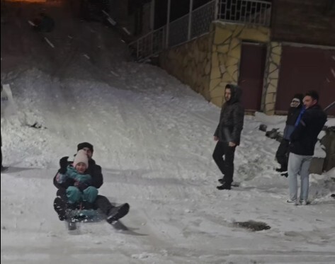 GİRESUN’DA SAHİLDE YAĞMUR, YÜKSEK KESİMLERİNDE KAR YAĞIŞI ETKİLİ OLUYOR