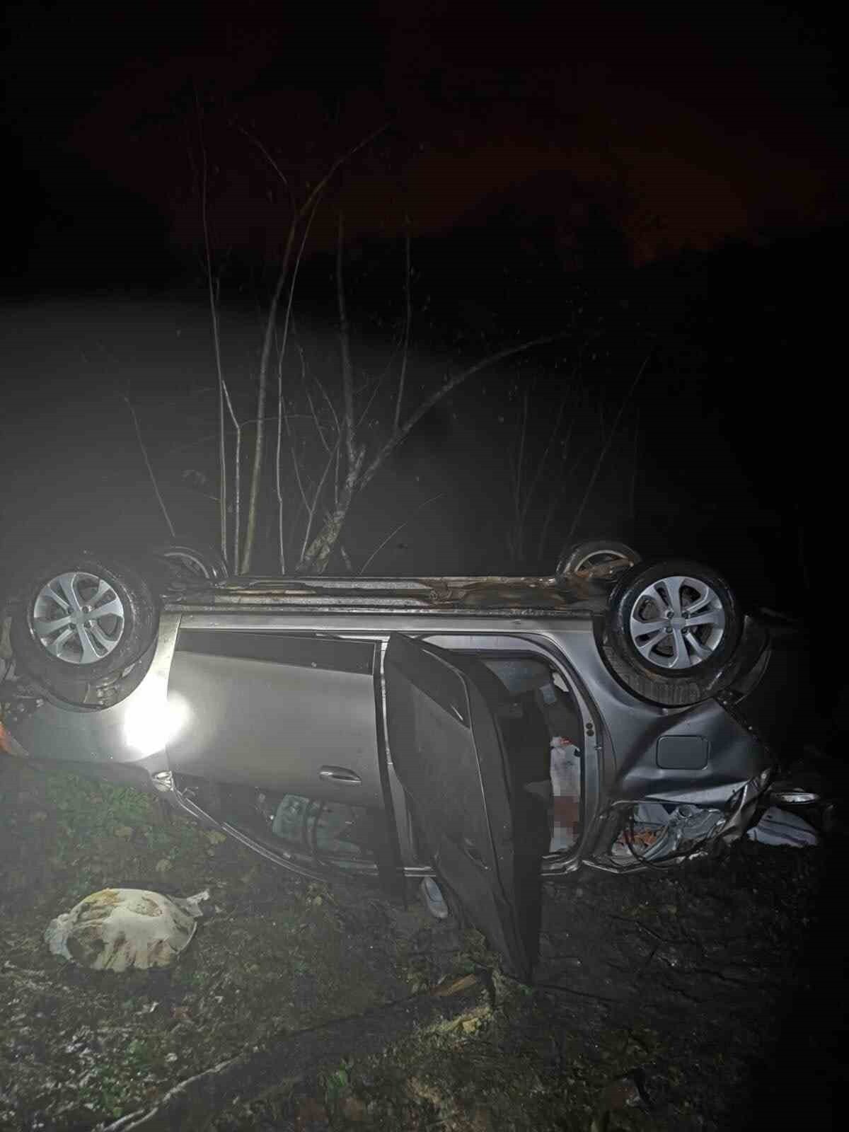 GİRESUN’UN TİREBOLU İLÇESİNDE YAĞIŞLI HAVA NEDENİYLE UÇURUMA YUVARLANAN ARAÇTA BULUNAN 4 KİŞİ...