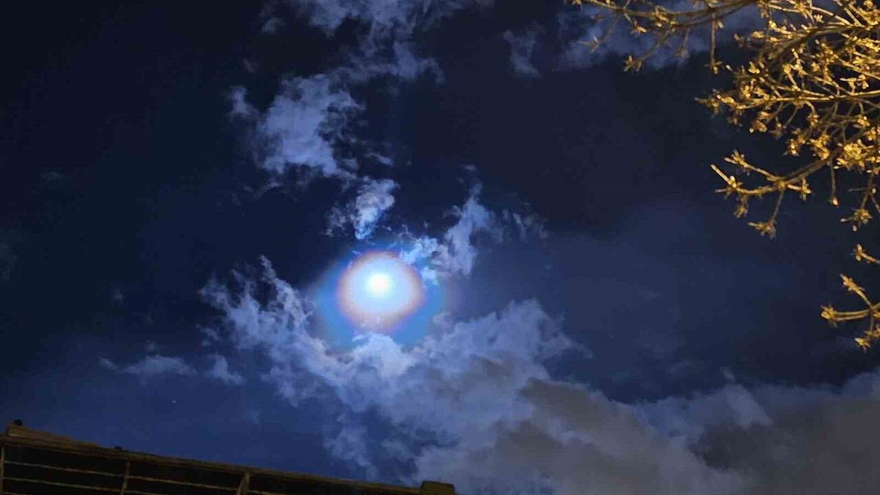 GÖKYÜZÜNDE RENKLİ GÖRÜNTÜLER OLUŞTURAN ‘LUNAR CORONA’ KAYSERİ’DE GÖRÜNTÜLENDİ. AY’IN ETRAFINDA...