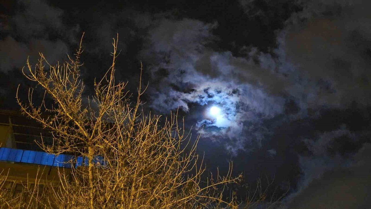 GÖKYÜZÜNDE RENKLİ GÖRÜNTÜLER OLUŞTURAN ‘LUNAR CORONA’ KAYSERİ’DE GÖRÜNTÜLENDİ. AY’IN ETRAFINDA...