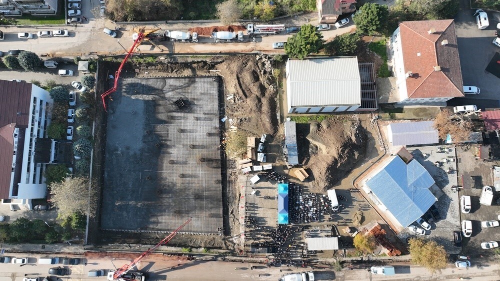 GÖLCÜK'TE DEPREME DAYANIKSIZ OLDUĞU GEREKÇESİYLE YIKIM KARARI VERİLEN ÇİFTLİK ULU CAMİ'NİN YERİNE...