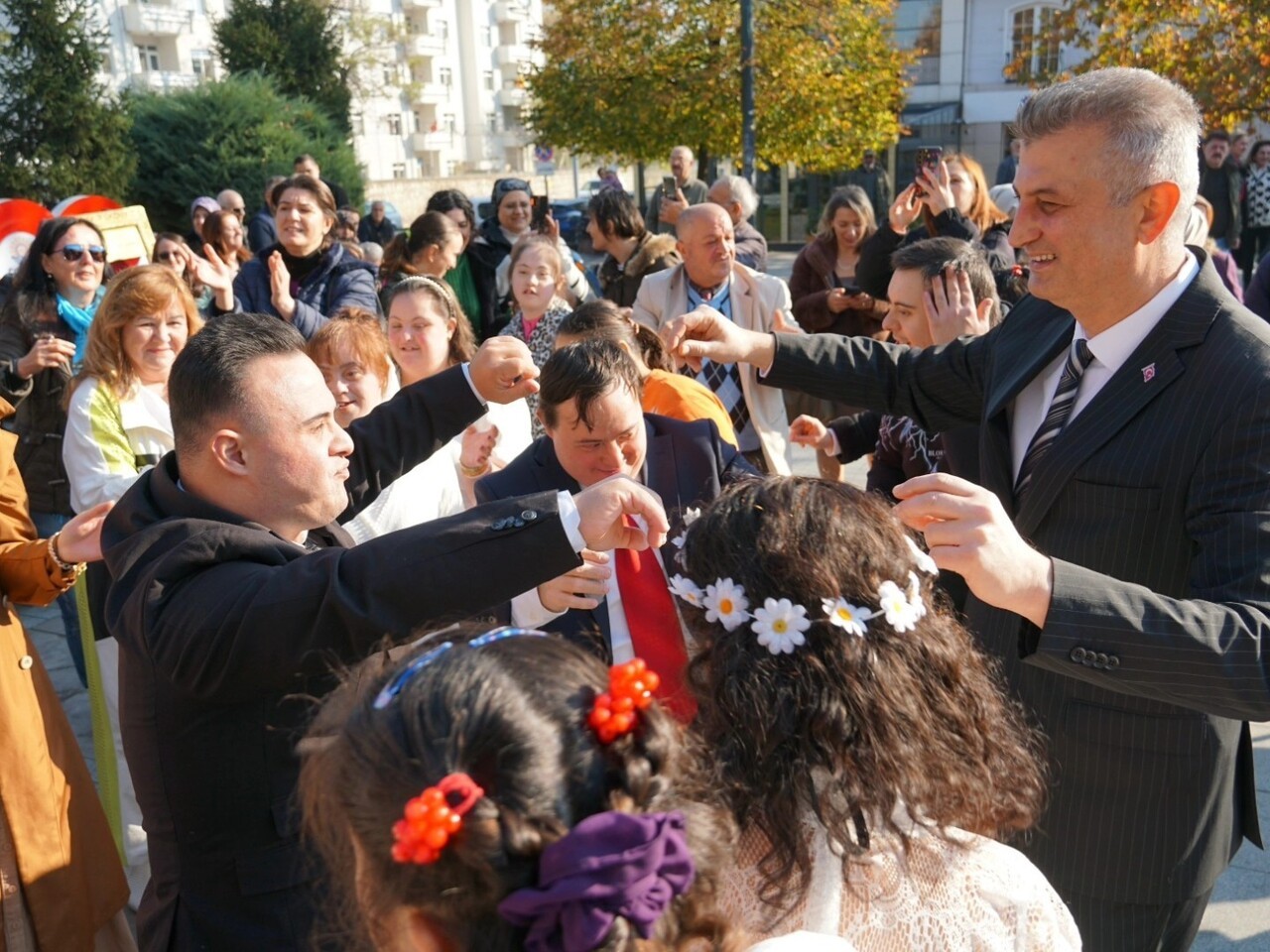 GÖLCÜK’TE 3 ARALIK DÜNYA ENGELLİLER GÜNÜ KAPSAMINDA DÜZENLENEN TÖRENDE ENGELLİ BİREYLERİN...