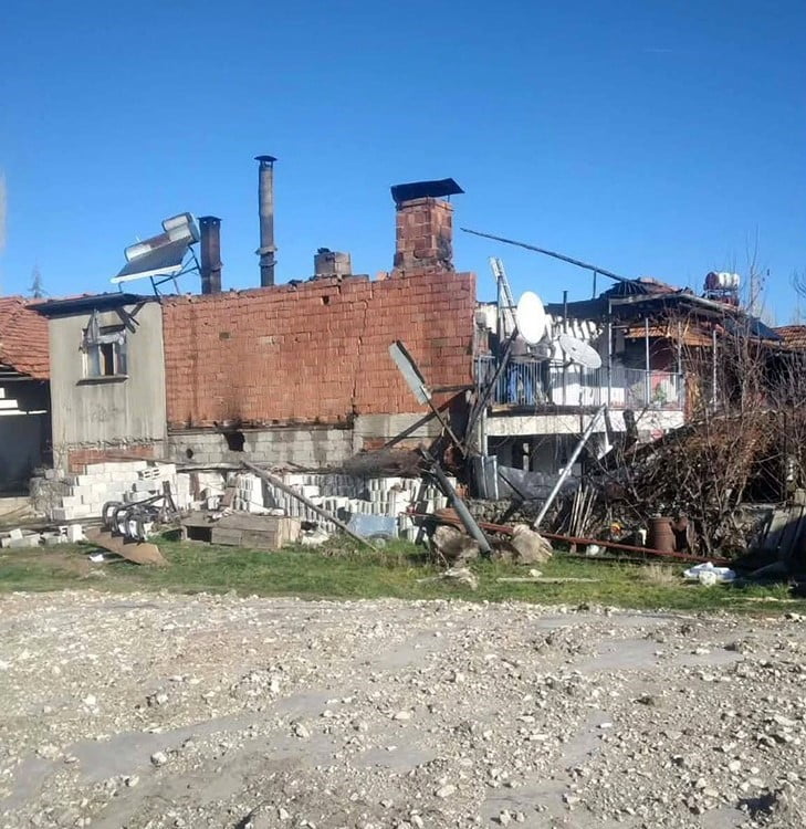 GÖLHİSAR İLÇESİNDE KALORİFER KAZANIN PATLAMASI SONUCU MEYDANA GELEN YANGINDA EV KULLANILMAZ HALE...