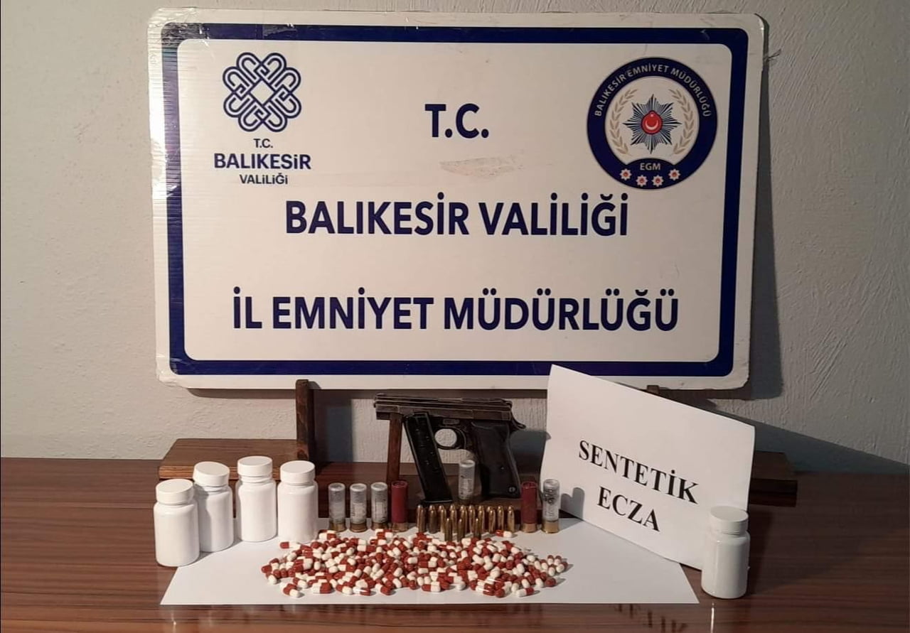 GÖNEN POLİSİ UYUŞTURUCU VE RUHSATSIZ SİLAHA GEÇİT VERMEDİ