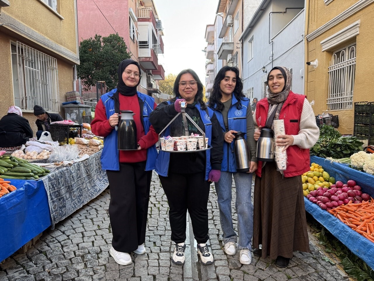 GÖNÜLLÜ GENÇLERDEN PAZAR ESNAFINA SICAK İKRAM