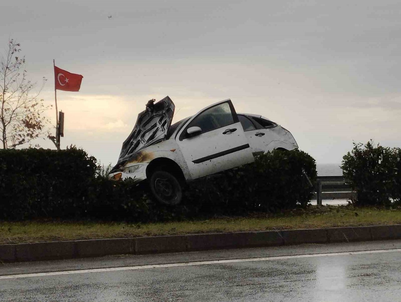 GÖRELE İLÇESİNDE OTOMOBİL BARİYERLERE ÇARPTIKTAN SONRA ALEV ALDI