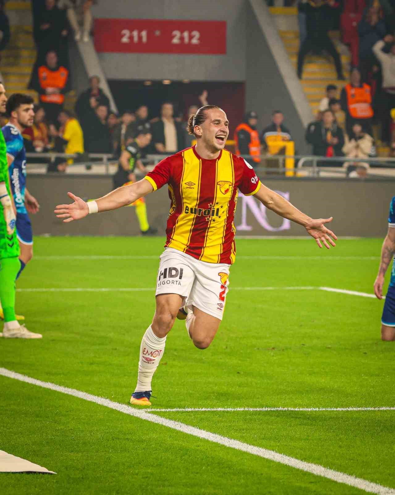 GÖZTEPELİ FUTBOLCULAR ARDA OKAN KURTULAN VE ANTHONY DENNİS'İN, HEM TÜRKİYE'DEN HEM DE YURT...