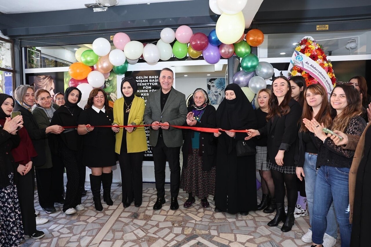 GÜLNAZ TÜRKMEN'İN HAYALİNİ KURDUĞU KUAFÖRÜN AÇILIŞINI BELEDİYE BAŞKANI ABDURRAHMAN DURSUN...