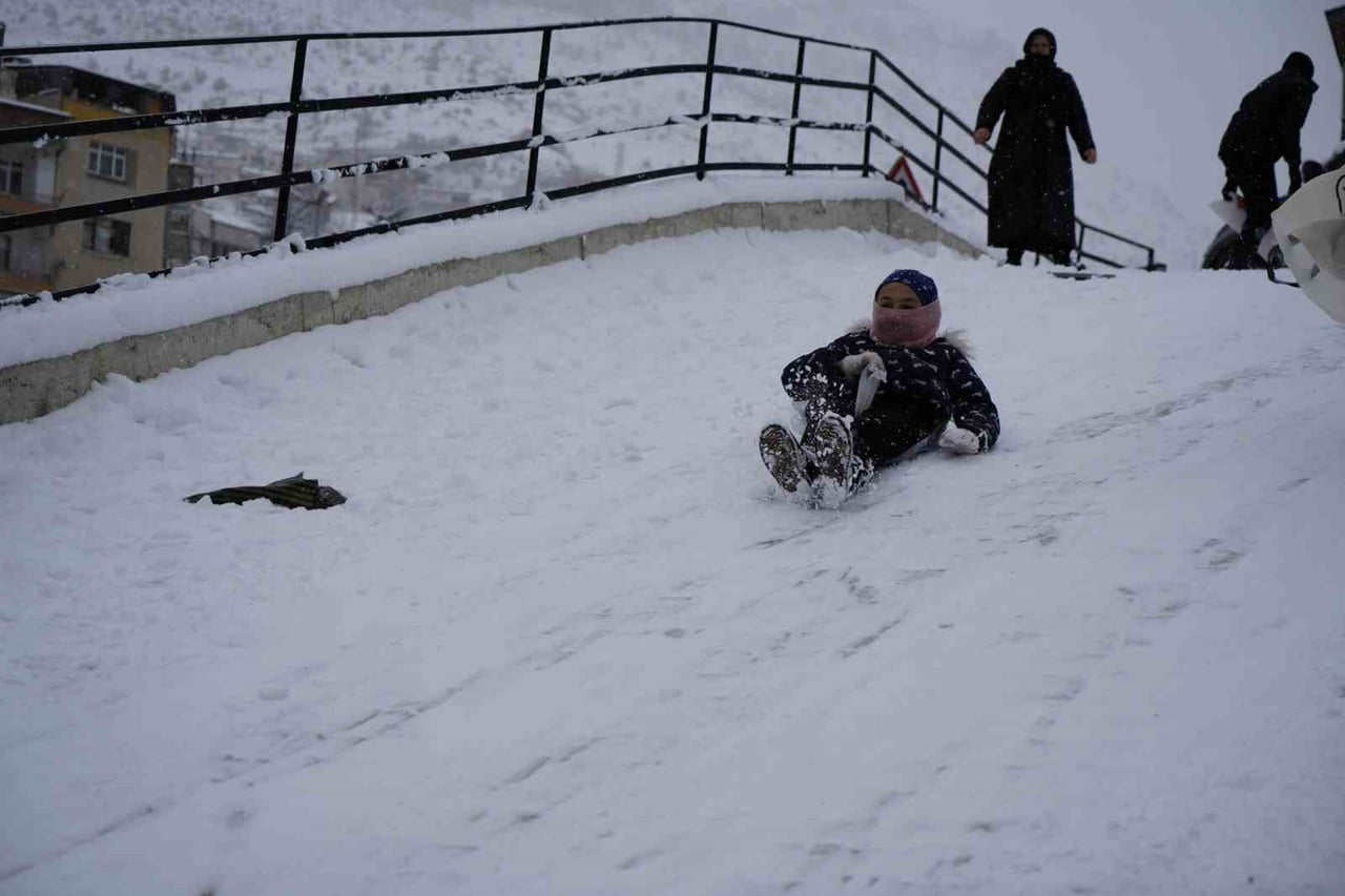 GÜMÜŞHANE’DE KAR TATİLİ ÇOCUKLARA EĞLENCE OLDU.
