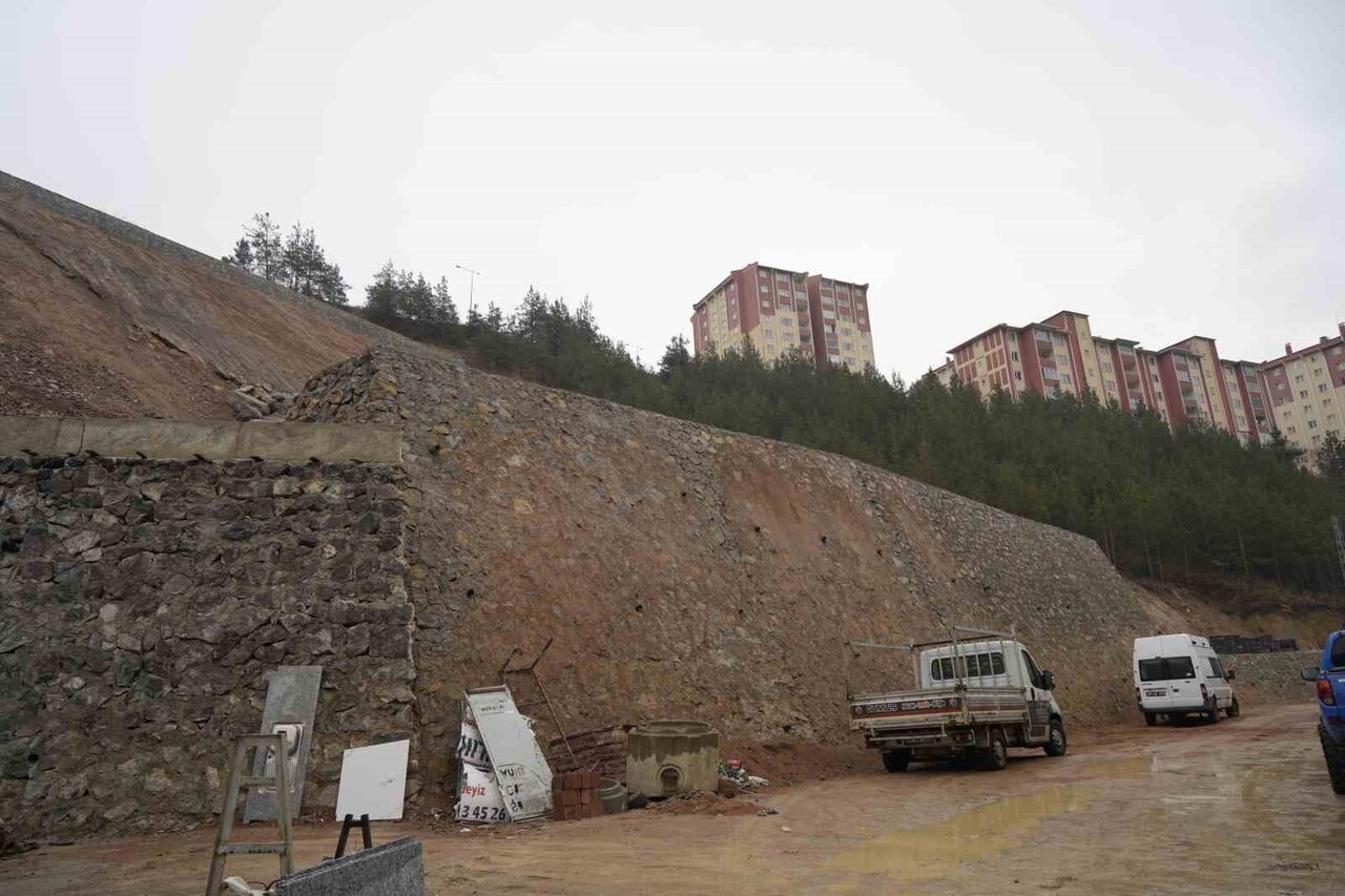 GÜMÜŞHANE’DE SANAYİ SİTESİNDE YAŞANAN HEYELANIN ARDINDAN YAPILAN İSTİNAT DUVARLARINDA ÇATLAKLAR...