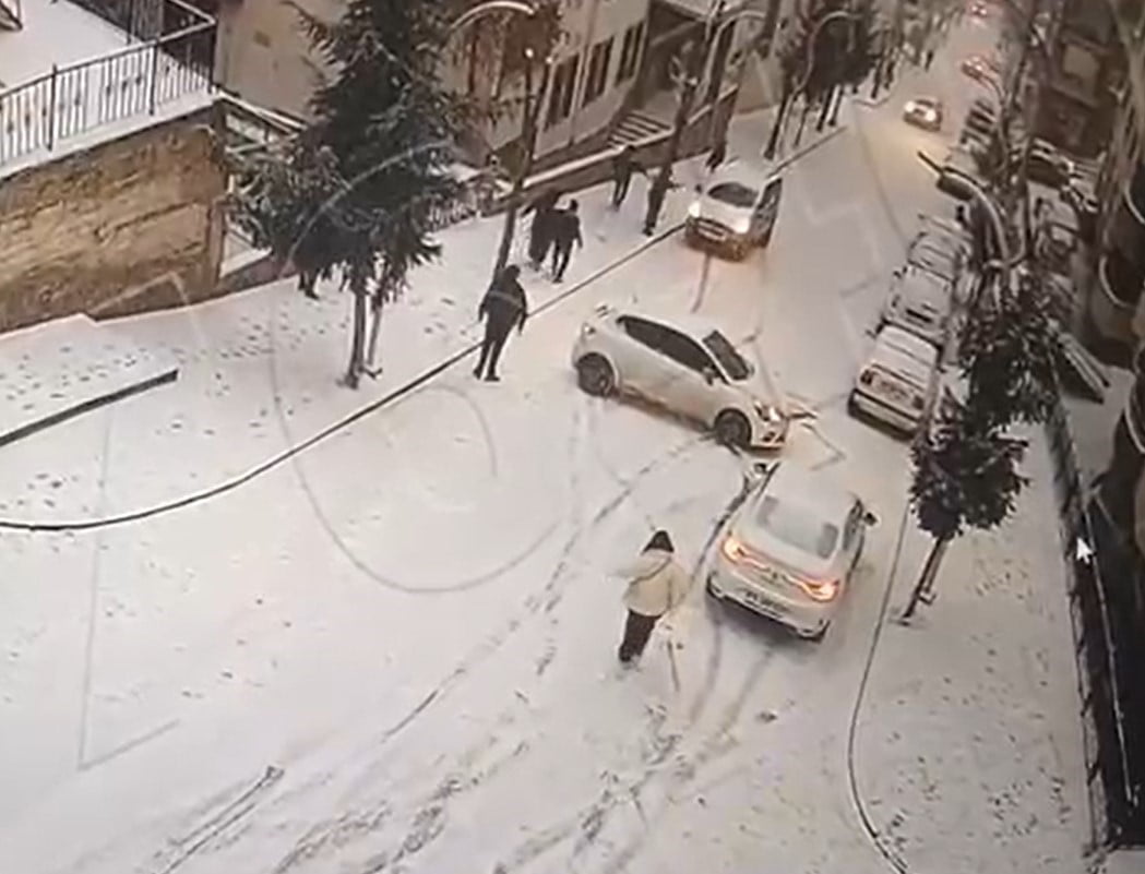 GÜMÜŞHANE’DE YOLDAKİ BUZLANMA NEDENİYLE KONTROLDEN ÇIKARAK YOKUŞ AŞAĞI KAYAN 2 ARACIN O ANLARI...