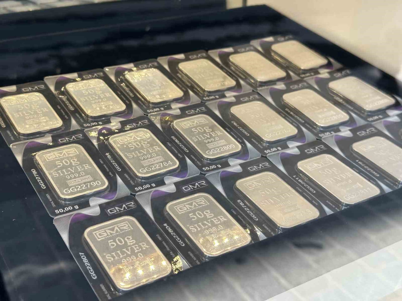 GÜMÜŞÜN ONS FİYATI 72 DOLAR SEVİYESİNİ GÖREREK REKOR TAZELEDİ. İÇ PİYASADA GRAM GÜMÜŞ 100 TL'Yİ...