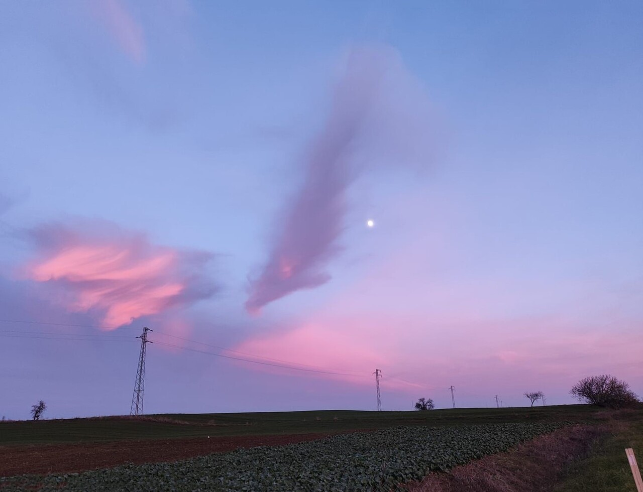 GÜN BATIMINDA MOR RENGE DE BÜRÜNDÜ.
