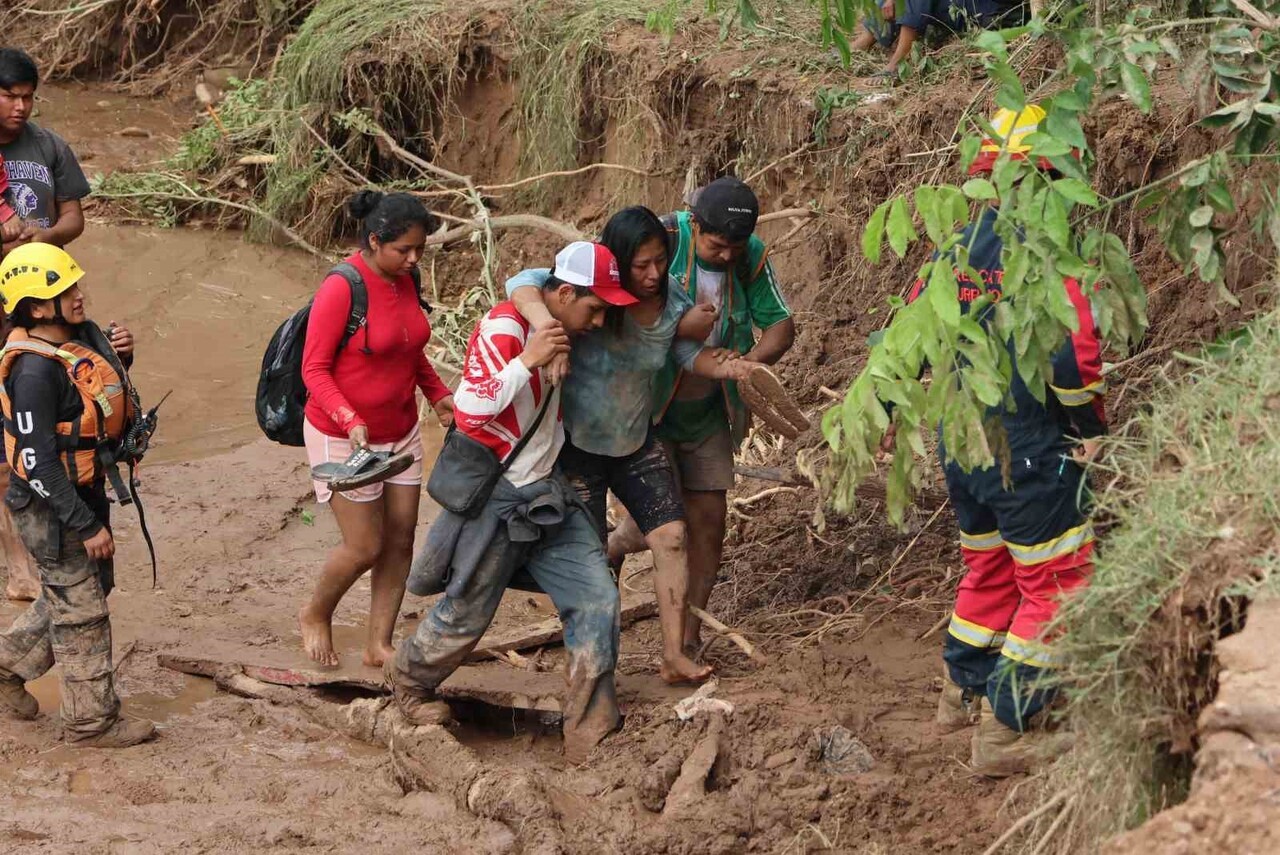 GÜNEY AMERİKA ÜLKESİ BOLİVYA'DA ŞİDDETLİ YAĞIŞLARIN YOL AÇTIĞI SEL FELAKETİNDE 20 KİŞİ HAYATINI...
