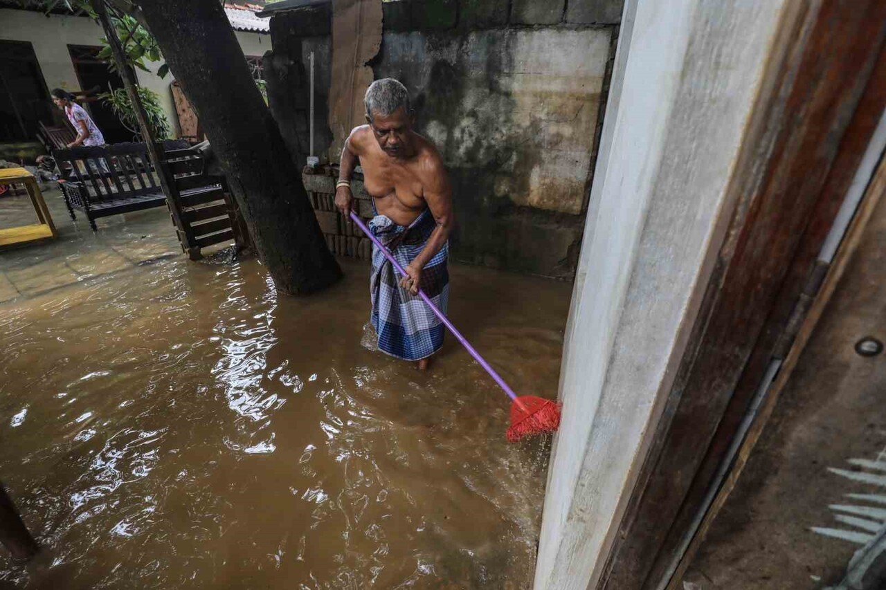 GÜNEY ASYA ÜLKELERİNDE ŞİDDETLİ YAĞIŞLARIN YOL AÇTIĞI SEL VE HEYELANLARDA HAYATINI KAYBEDENLERİN...