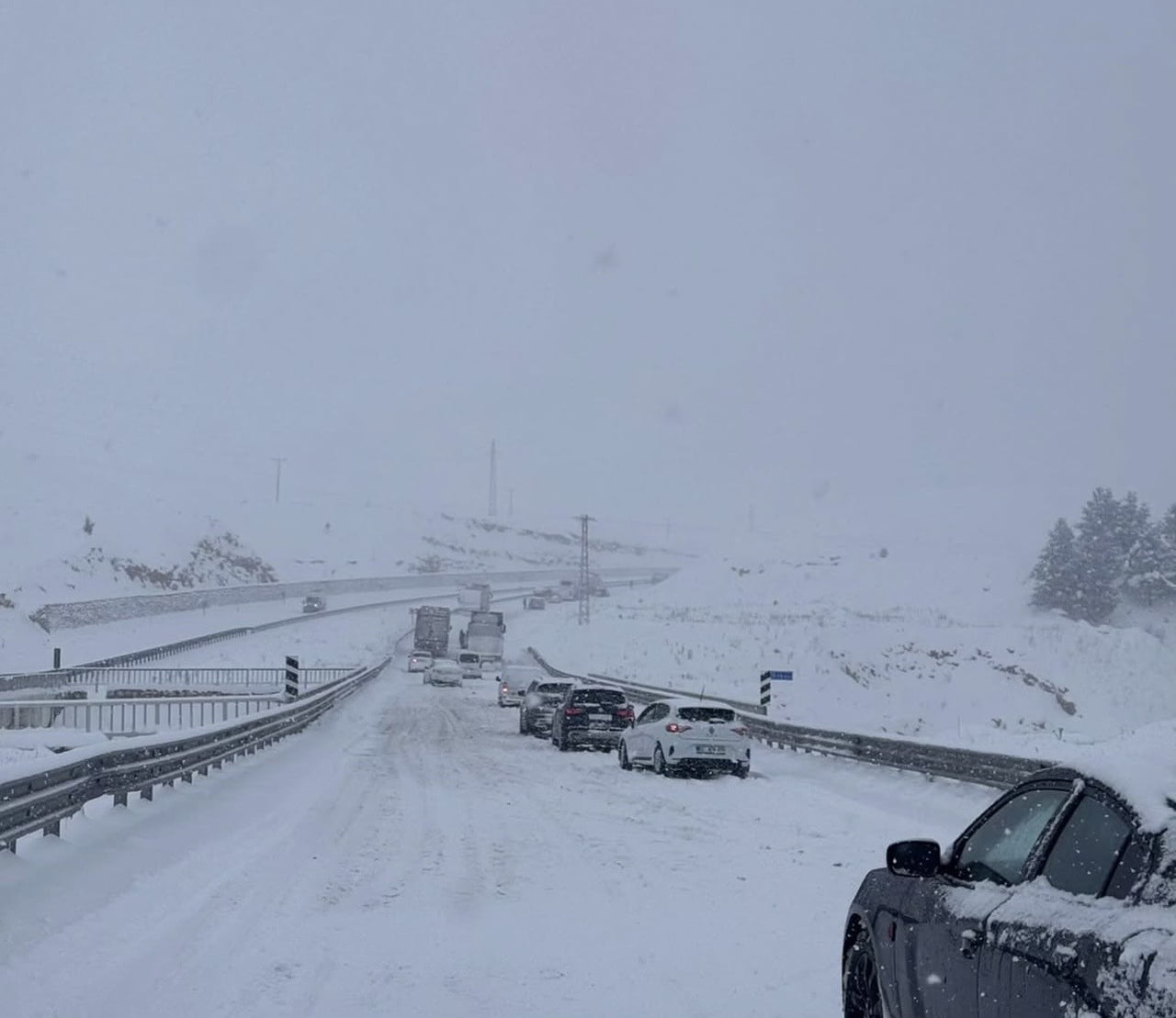 GÜNEYDOĞU’DA KAR ESARETİ: DİYARBAKIR VE MARDİN BEYAZA BÜRÜNDÜ, YOLLAR KAPANDI!