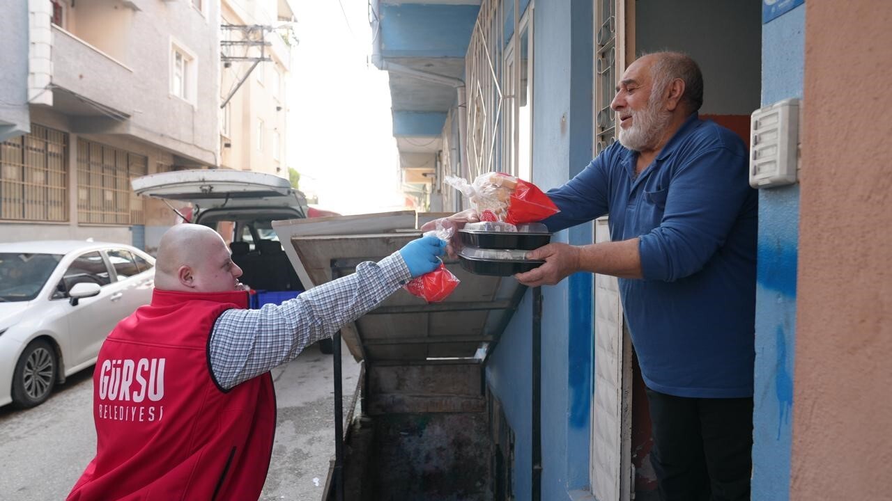 GÜRSU BELEDİYESİ’NİN SEVİLEN YÜZÜ MESUT, DÜNYA ENGELLİLER GÜNÜ’NDE BU KEZ DE YEMEK DAĞITIMINA...
