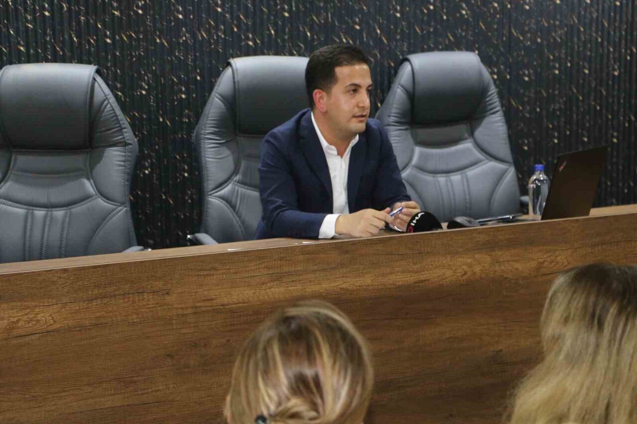 HAK-İŞ DİYARBAKIR İL BAŞKANI VE ÖZ SAĞLIK İŞ ŞUBE BAŞKANI MEHMET AKÜZÜM'ÜN BAŞKANLIĞINDA YÖNETİM...