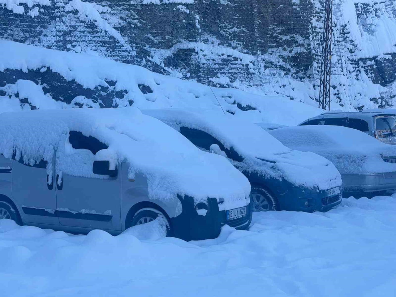HAKKARİ'DE ETKİLİ OLAN KAR DURMASIYLA KENT GENELİNDE DONDURUCU SOĞUKLAR ETKİSİNİ GÖSTERMEYE...