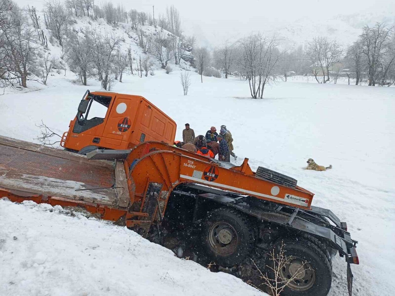 HAKKARİ'DE KARAYOLLARI ŞUBE ŞEFLİĞİNE AİT BİR İŞ MAKİNESİNİN DEVRİLMESİ SONUCU 2 KİŞİ...