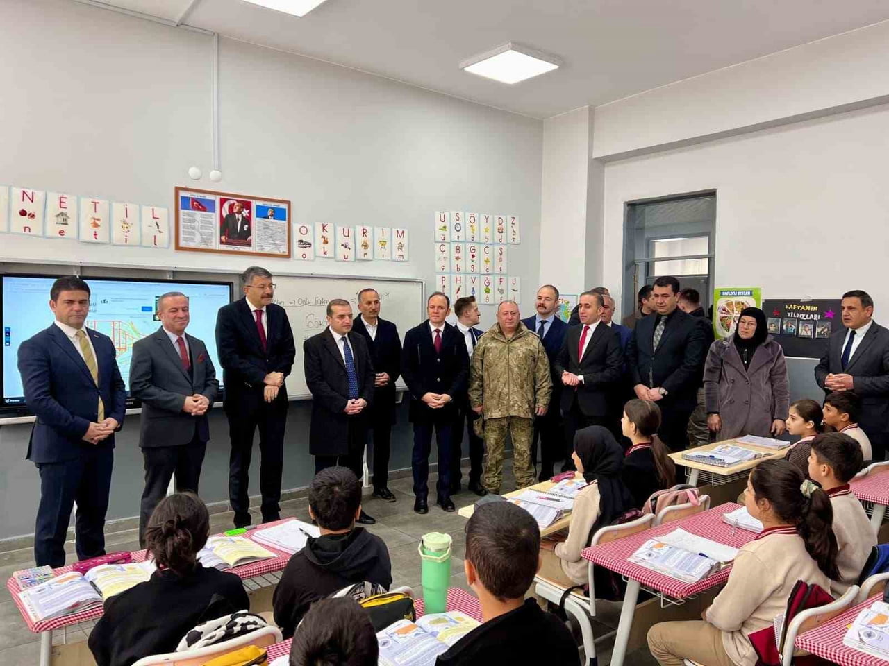 HAKKARİ'NİN ŞEMDİNLİ İLÇESİNDE YAPIMI TAMAMLANAN 24 SINIFLI CUMHURİYET İLK VE ORTAOKULU İLE AİLE...