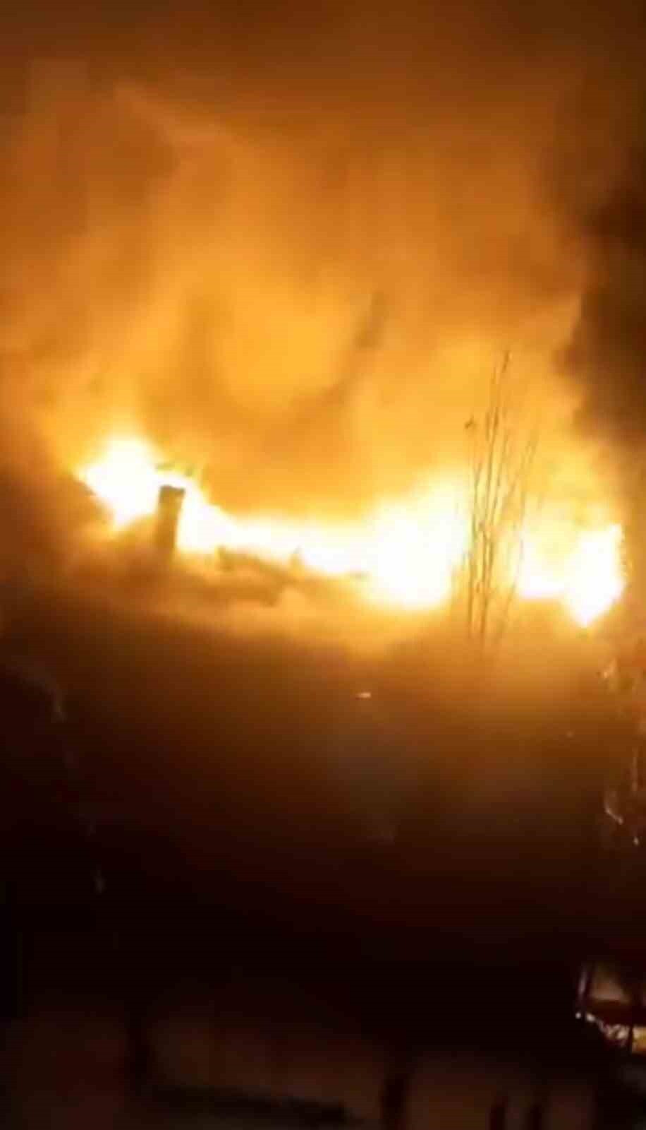 HAKKARİ'NİN YÜKSEKOVA İLÇESİNDE ALİ ÖZER'E AİT KALORİFER KAZAN DAİRESİNİN ÇATISINDA ÇIKAN YANGIN...
