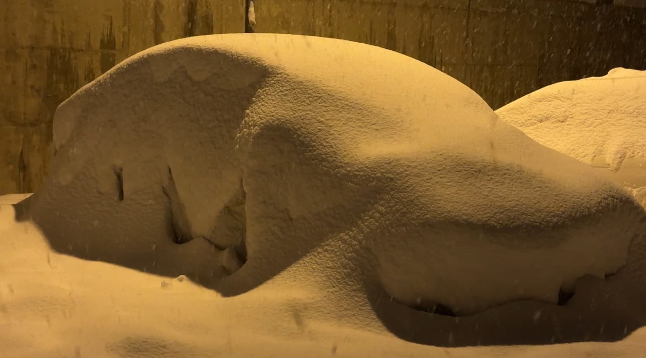 HAKKARİ'NİN YÜKSEKOVA İLÇESİNDE ETKİLİ OLAN YOĞUN KAR YAĞIŞI HAYATI OLUMSUZ ETKİLERKEN, İLÇE...