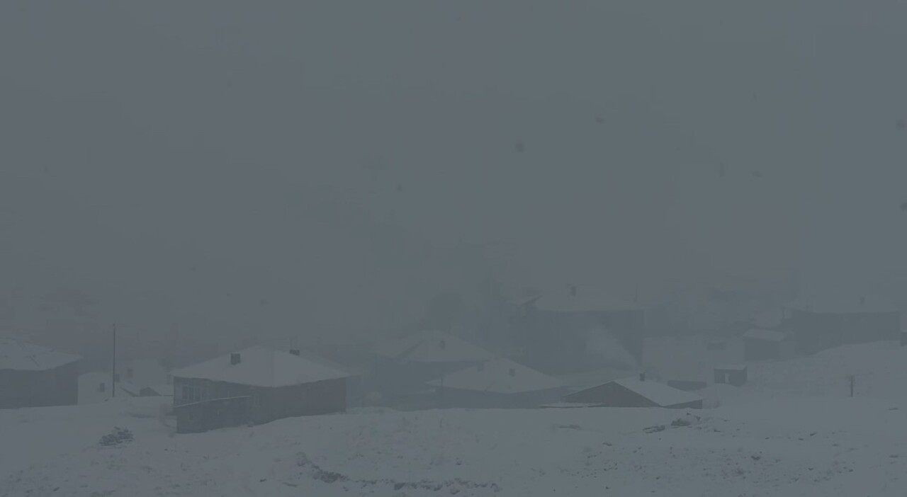 HAKKARİ'NİN YÜKSEKOVA İLÇESİNDE ETKİSİNİ ARTIRAN YOĞUN KAR YAĞIŞI, SELAHADDİN EYYUBİ...