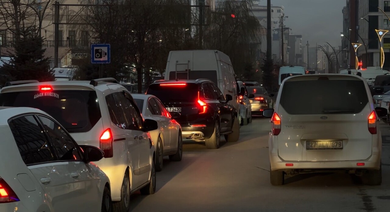 HAKKARİ'NİN YÜKSEKOVA İLÇESİNDE, ÖZELLİKLE AKŞAM SAATLERİNDE İŞ ÇIKIŞININ BAŞLAMASIYLA BİRLİKTE...