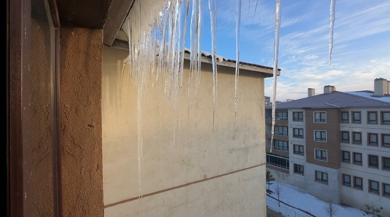 HAKKARİ'NİN YÜKSEKOVA İLÇESİNDE YAKLAŞIK BİR AYDIR ETKİLİ OLAN DONDURUCU SOĞUKLAR, GÜNLÜK YAŞAMI...