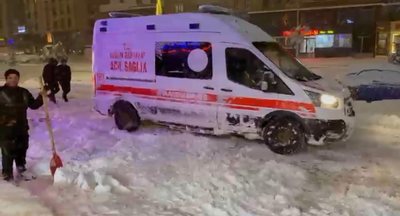 HAKKARİ'NİN YÜKSEKOVA İLÇESİNDE YOĞUN KAR YAĞIŞI NEDENİYLE YOLDA MAHSUR KALAN AMBULANS, KARLA...