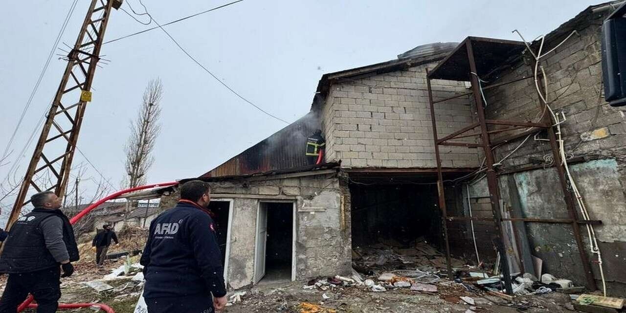 HAKKARİ’DE MEHMET CEYHAN CADDESİ ÜZERİNDE BULUNAN BİR DEMİR DOĞRAMA ATÖLYESİNDE ÇIKAN YANGINDA 15...