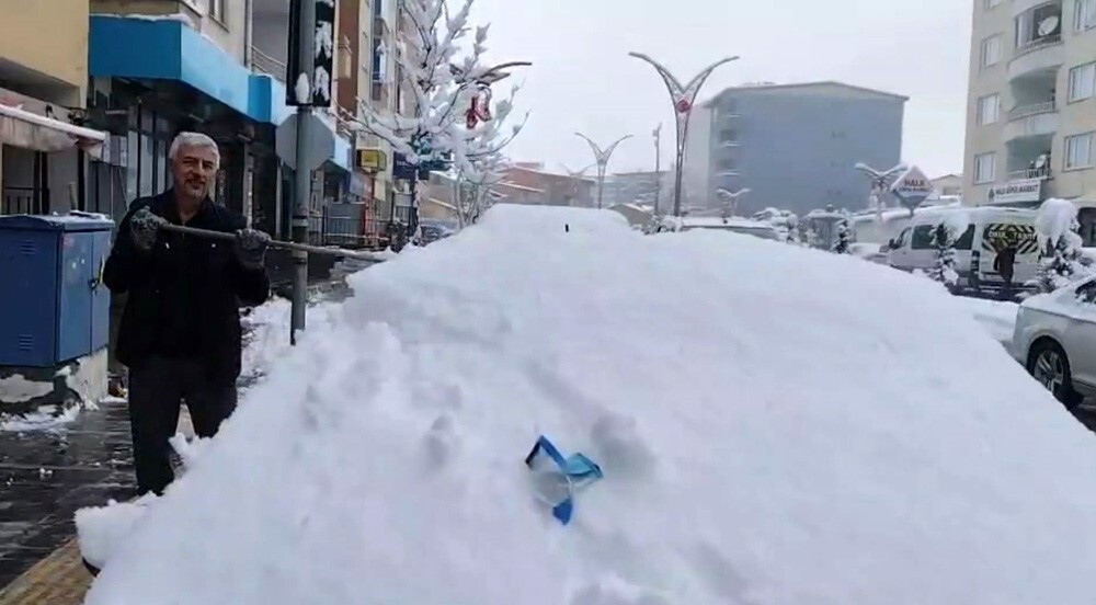 HAKKARİ İL GENELİNDE AKŞAM SAATLERİNDE ETKİLİ OLAN VE 43 YERLEŞİM YERİ YOLUNUN ULAŞIMA KAPANMASINA...