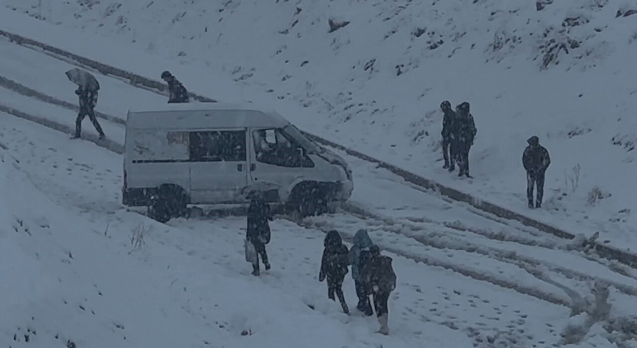 HAKKARİ’NİN YÜKSEKOVA İLÇESİ, AKŞAM SAATLERİNDE BAŞLAYAN YOĞUN KAR YAĞIŞI NEDENİYLE BEYAZA...