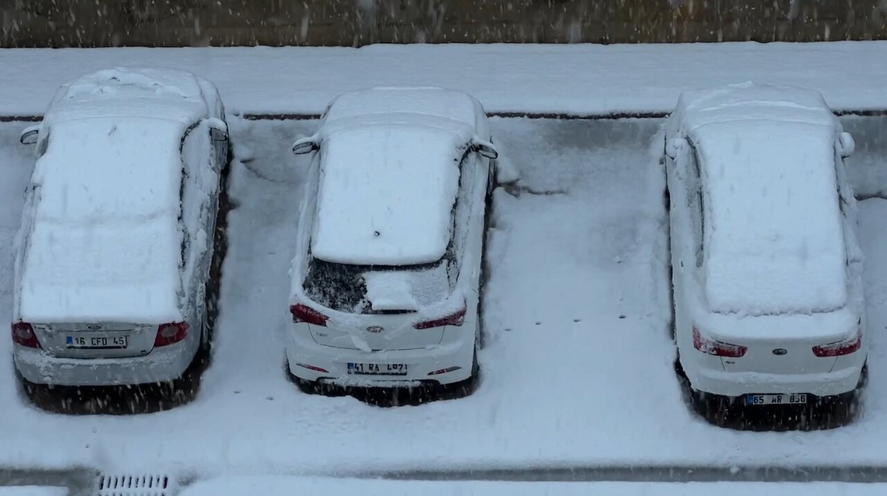 HAKKARİ’NİN YÜKSEKOVA İLÇESİ, AKŞAM SAATLERİNDE BAŞLAYAN YOĞUN KAR YAĞIŞI NEDENİYLE BEYAZA...