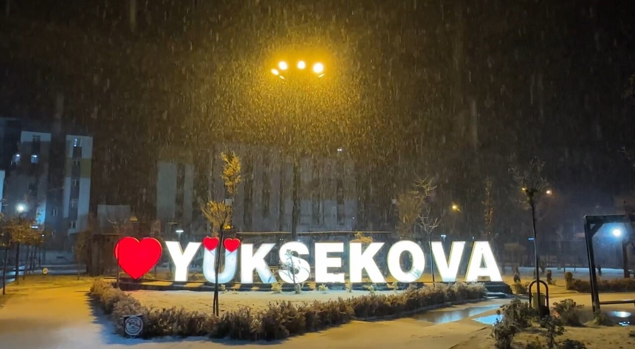 HAKKARİ’NİN YÜKSEKOVA İLÇESİNDE AKŞAM SAATLERİNDE BAŞLAYAN KAR YAĞIŞI İLÇEYİ BEYAZA BÜRÜRKEN...