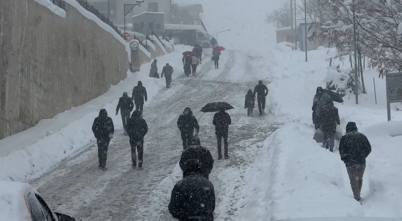 HAKKARİ’NİN YÜKSEKOVA İLÇESİNDE BAŞLAYA YOĞUN KAR YAĞIŞI İLE TİPİ VE YÜZLERCE ARACIN YOLDA...