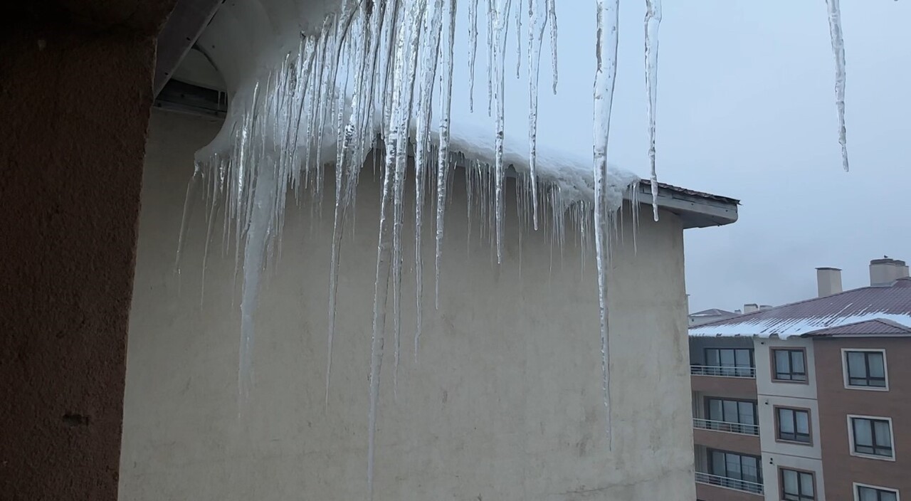 HAKKARİ’NİN YÜKSEKOVA İLÇESİNDE DONDURUCU SOĞUKLAR NEDENİYLE ÇATILARDA BUZ SARKITLARI BİR METREYİ...