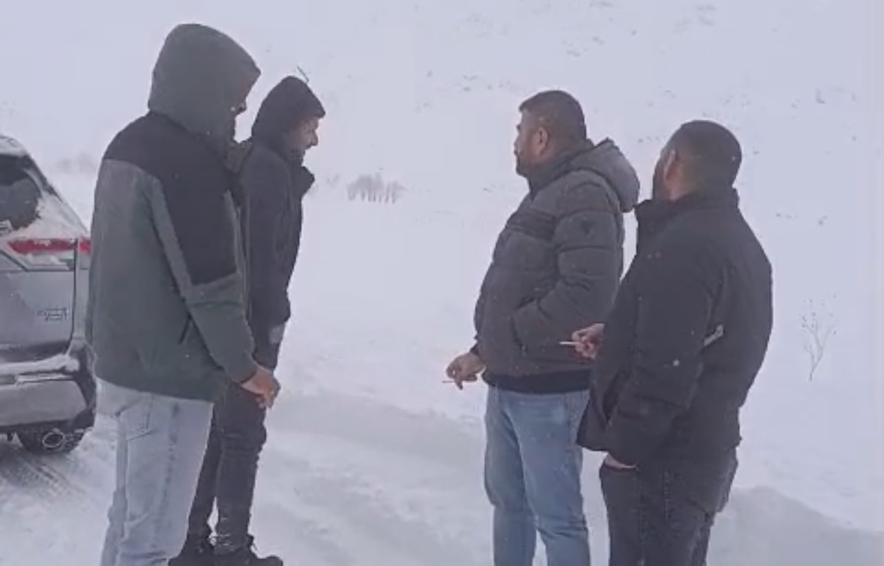 HAKKARİ’NİN YÜKSEKOVA İLÇESİNDE ETKİLİ OLAN YOĞUN KAR YAĞIŞI, TİPİ VE FIRTINA NEDENİYLE MAHSUR...