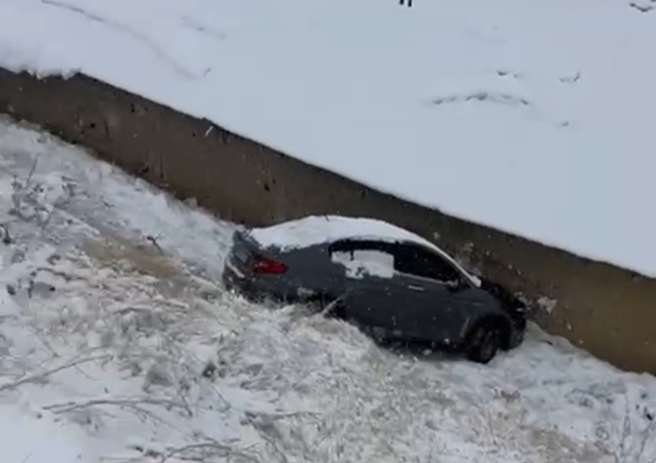 HAKKARİ’NİN YÜKSEKOVA İLÇESİNDE ETKİLİ OLAN YOĞUN KAR YAĞIŞI VE BUZLANMA NEDENİYLE KONTROLDEN...